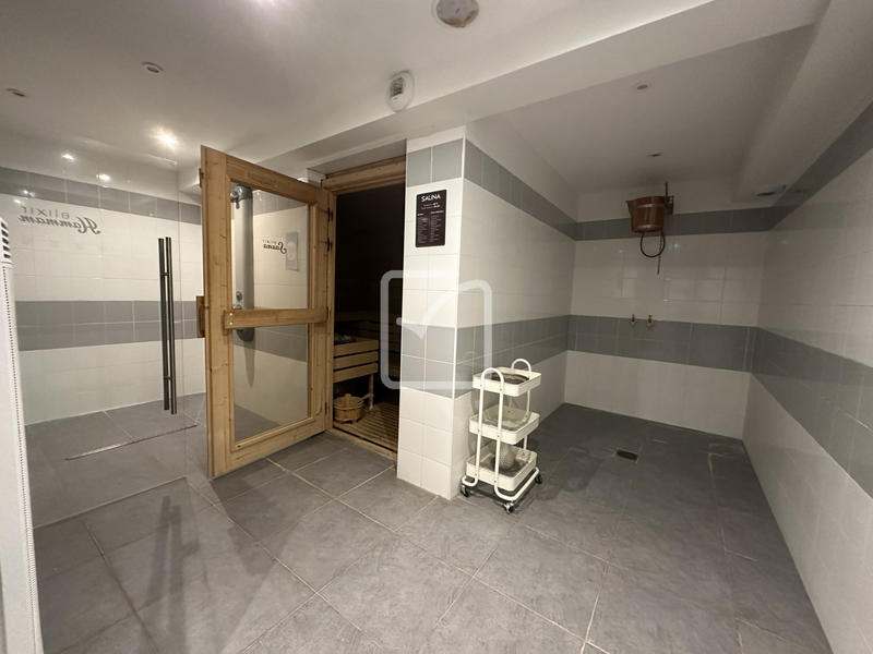 Local commercial - 244 m² - 14 pièces