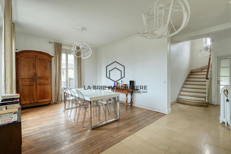 Maison - 235 m² - 9 pièces