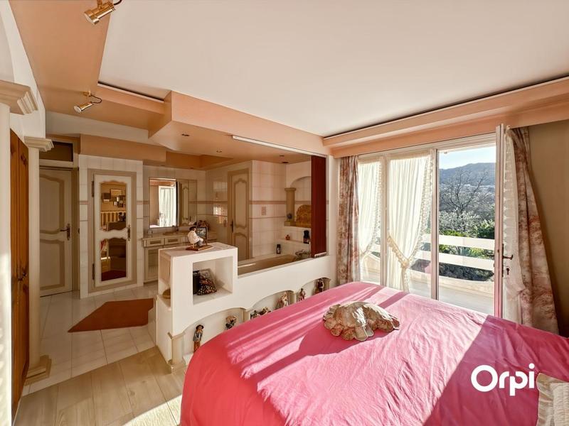 Maison - 280 m² - 9 pièces