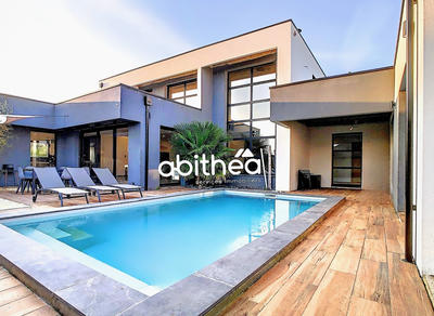 Maison - 281 m² - 11 pièces