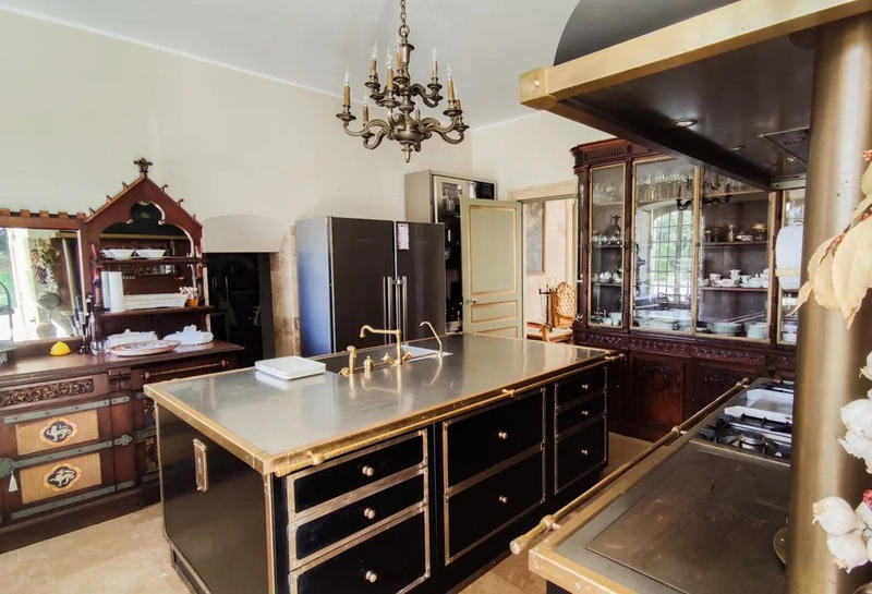 Château - 1 242 m² - 20 pièces