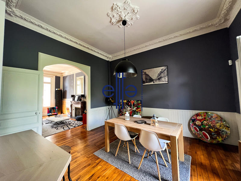 Maison - 204 m² - 9 pièces