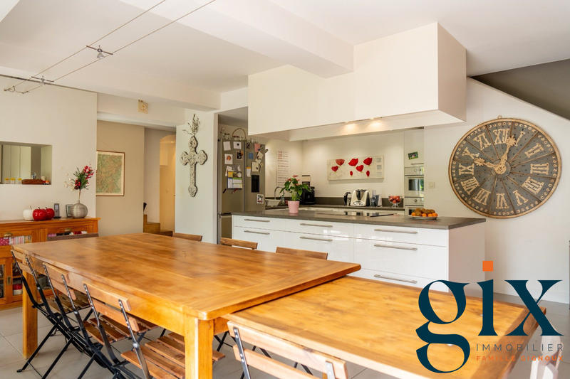 Maison - 266 m² - 8 pièces