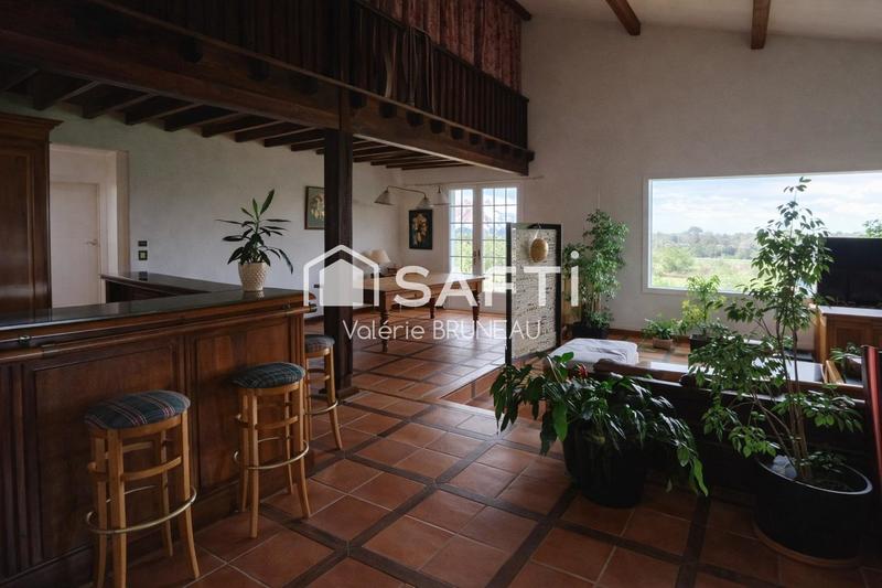 Maison - 255 m² - 9 pièces