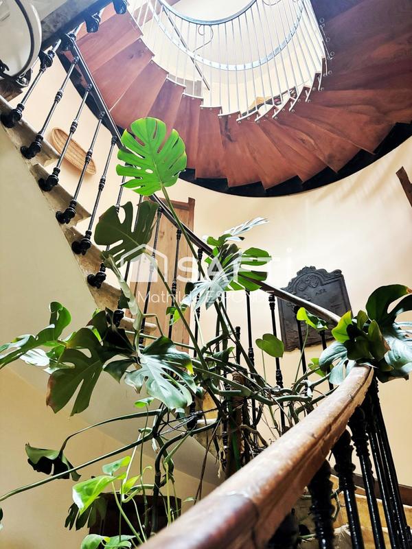 Maison - 235 m² - 7 pièces