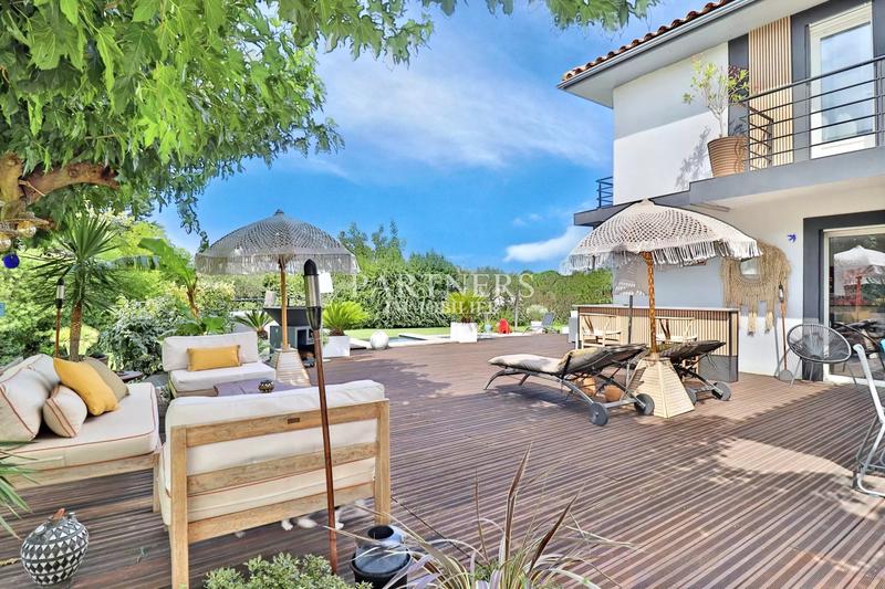 Maison - 300 m² - 10 pièces