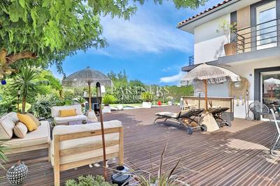 Maison - 300 m² - 10 pièces