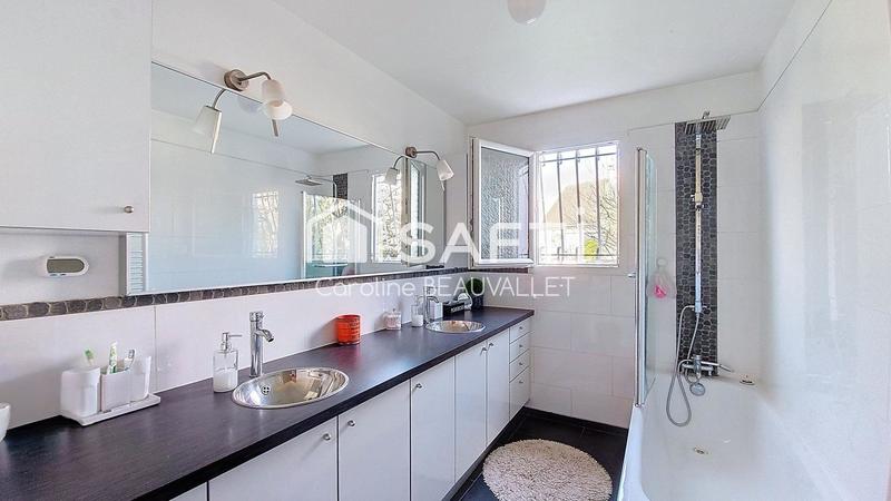 Maison - 204 m² - 7 pièces