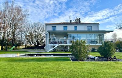 Maison - 290 m² - 9 pièces