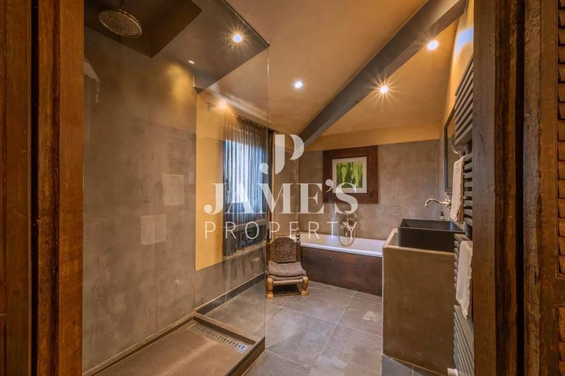 Maison - 330 m² - 8 pièces