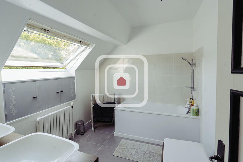 Maison - 222 m² - 8 pièces