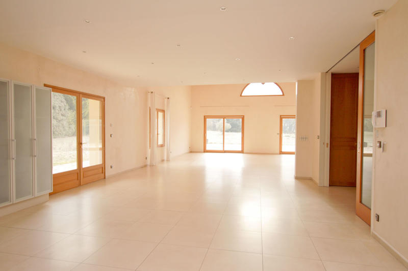 Maison - 337 m² - 5 pièces