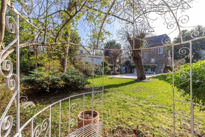 Maison - 954 m² - 10 pièces