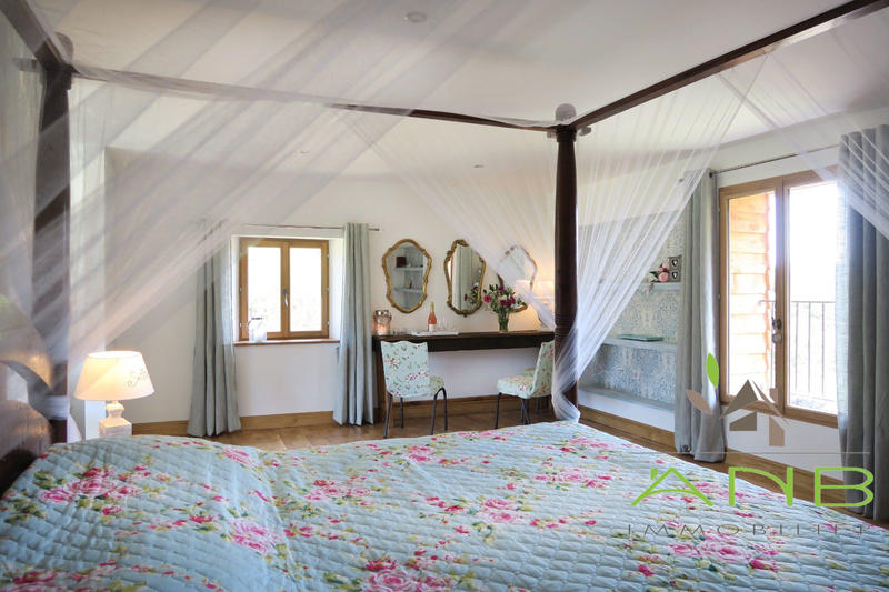 Maison - 216 m² - 7 pièces