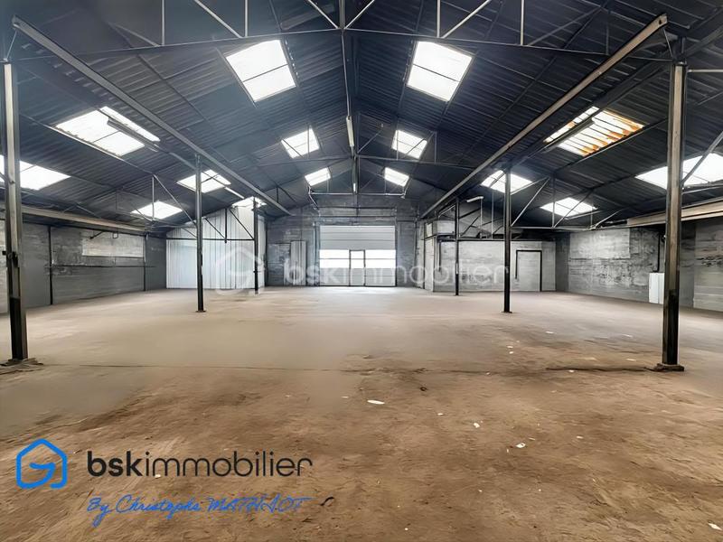 Entrepôt - 1 700 m² - 12 pièces