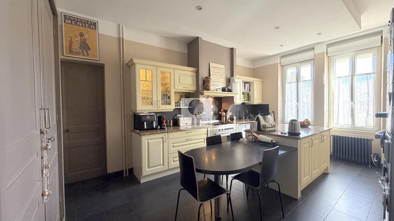 Maison - 306 m² - 10 pièces