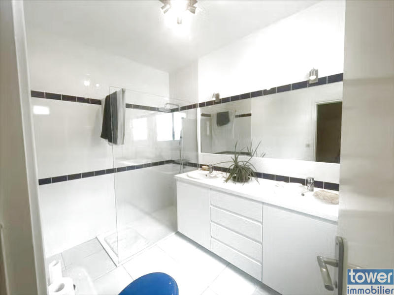 Propriété - 260 m² - 9 pièces