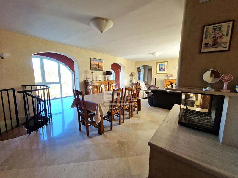Maison - 240 m² - 6 pièces