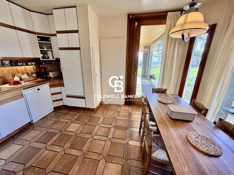 Maison - 250 m² - 7 pièces