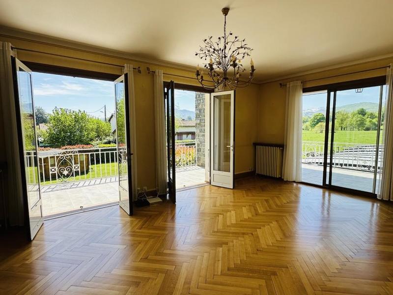 Maison - 250 m² - 9 pièces