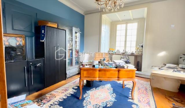 Demeure - 320 m² - 12 pièces