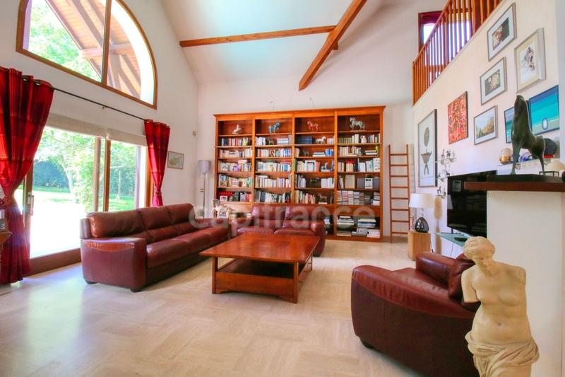 Propriété - 240 m² - 9 pièces