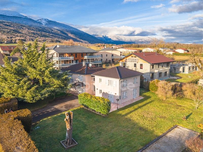 Maison - 230 m² - 6 pièces