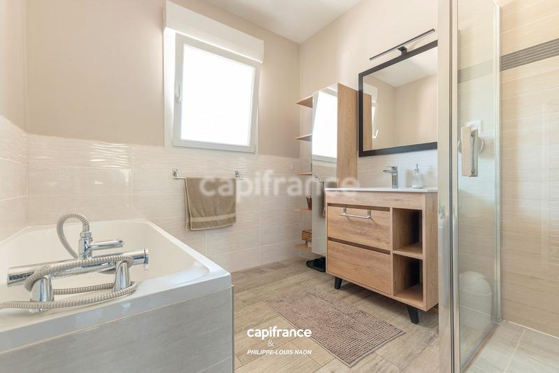 Maison - 260 m² - 8 pièces