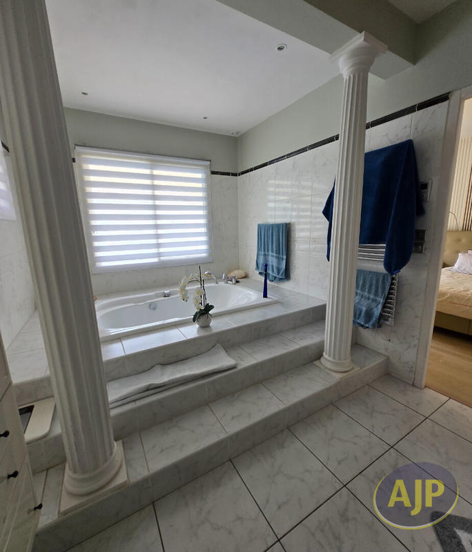 Maison - 205 m² - 6 pièces