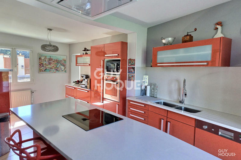 Maison - 220 m² - 9 pièces