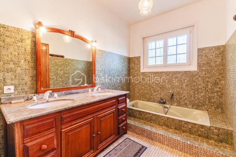 Propriété - 205 m² - 8 pièces