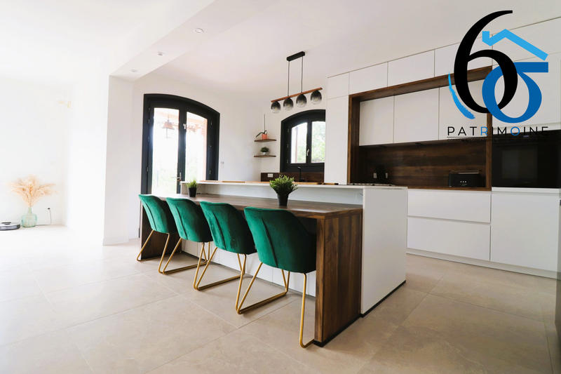 Maison - 240 m² - 8 pièces