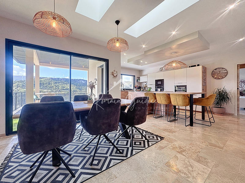 Propriété - 251 m² - 8 pièces