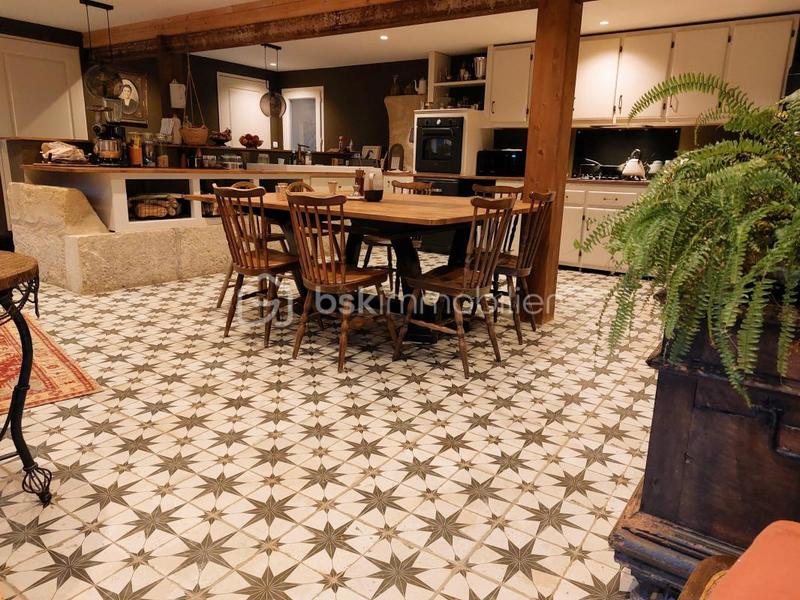 Propriété - 242 m² - 7 pièces