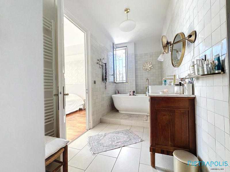 Maison - 300 m² - 8 pièces