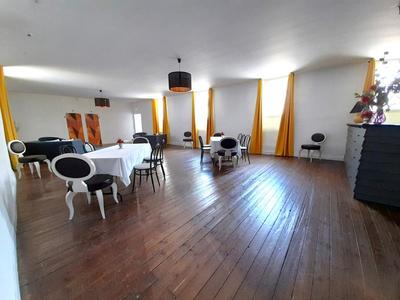 Maison - 750 m² - 9 pièces