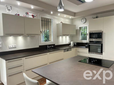 Maison - 232 m² - 8 pièces