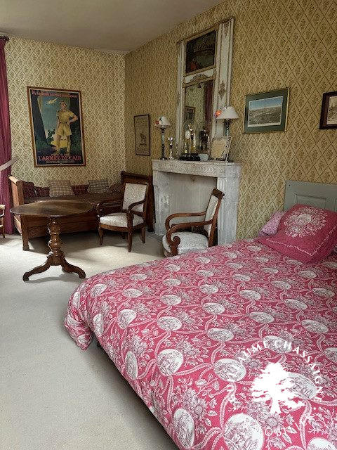 Maison traditionnelle - 328 m² - 9 pièces