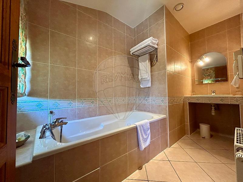 Hôtellerie / Restauration - 1 300 m² - 17 pièces