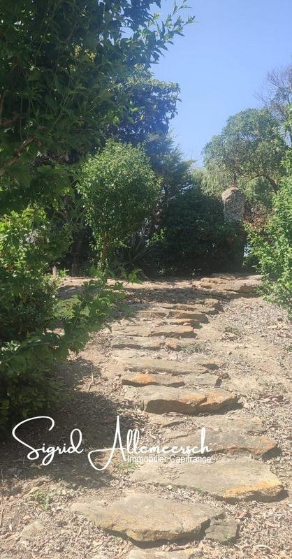 Propriété - 1 110 m² - 35 pièces