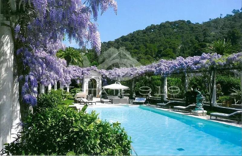 Villa - 729 m² - 9 pièces