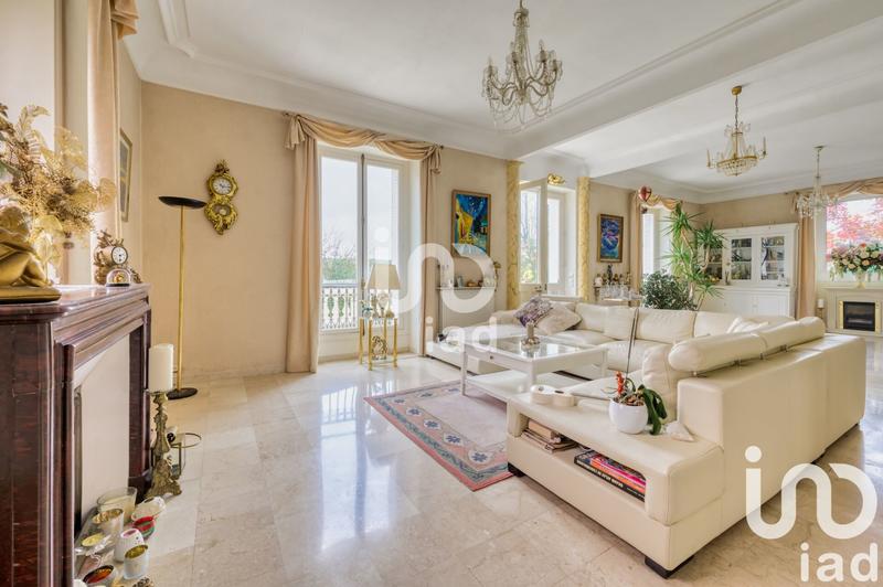 Maison - 323 m² - 11 pièces