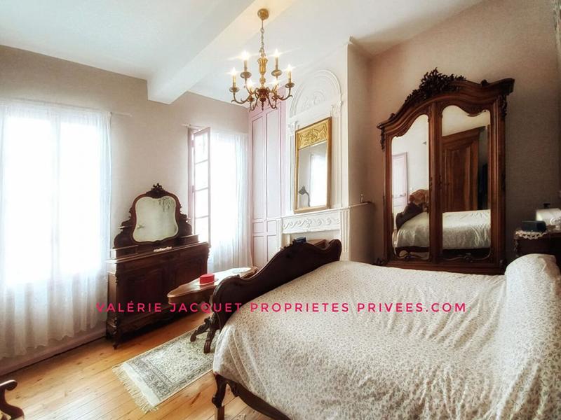 Maison - 220 m² - 7 pièces