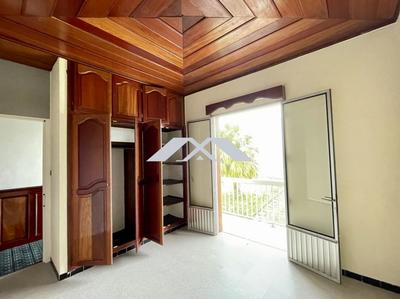 Maison traditionnelle - 251 m² - 7 pièces