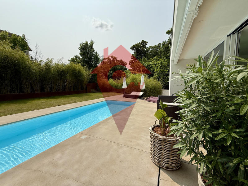 Maison - 285 m² - 8 pièces