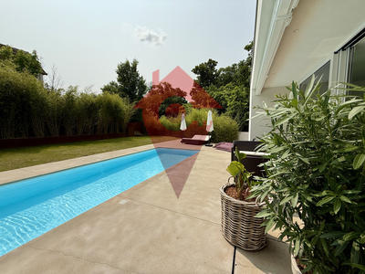 Maison - 285 m² - 8 pièces