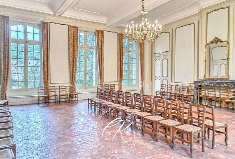 Maison - 2 524 m² - 50 pièces