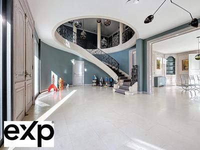 Maison - 1 032 m² - 18 pièces