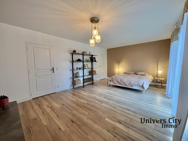 Maison - 259 m² - 8 pièces