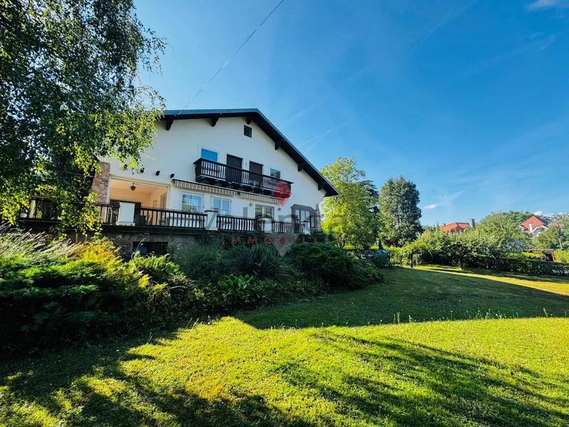 Villa - 221 m² - 8 pièces